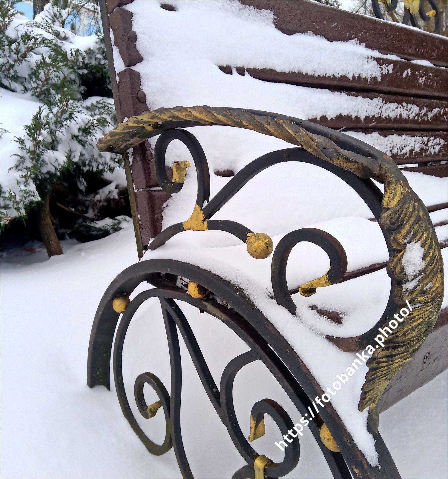 雪の中のベンチ