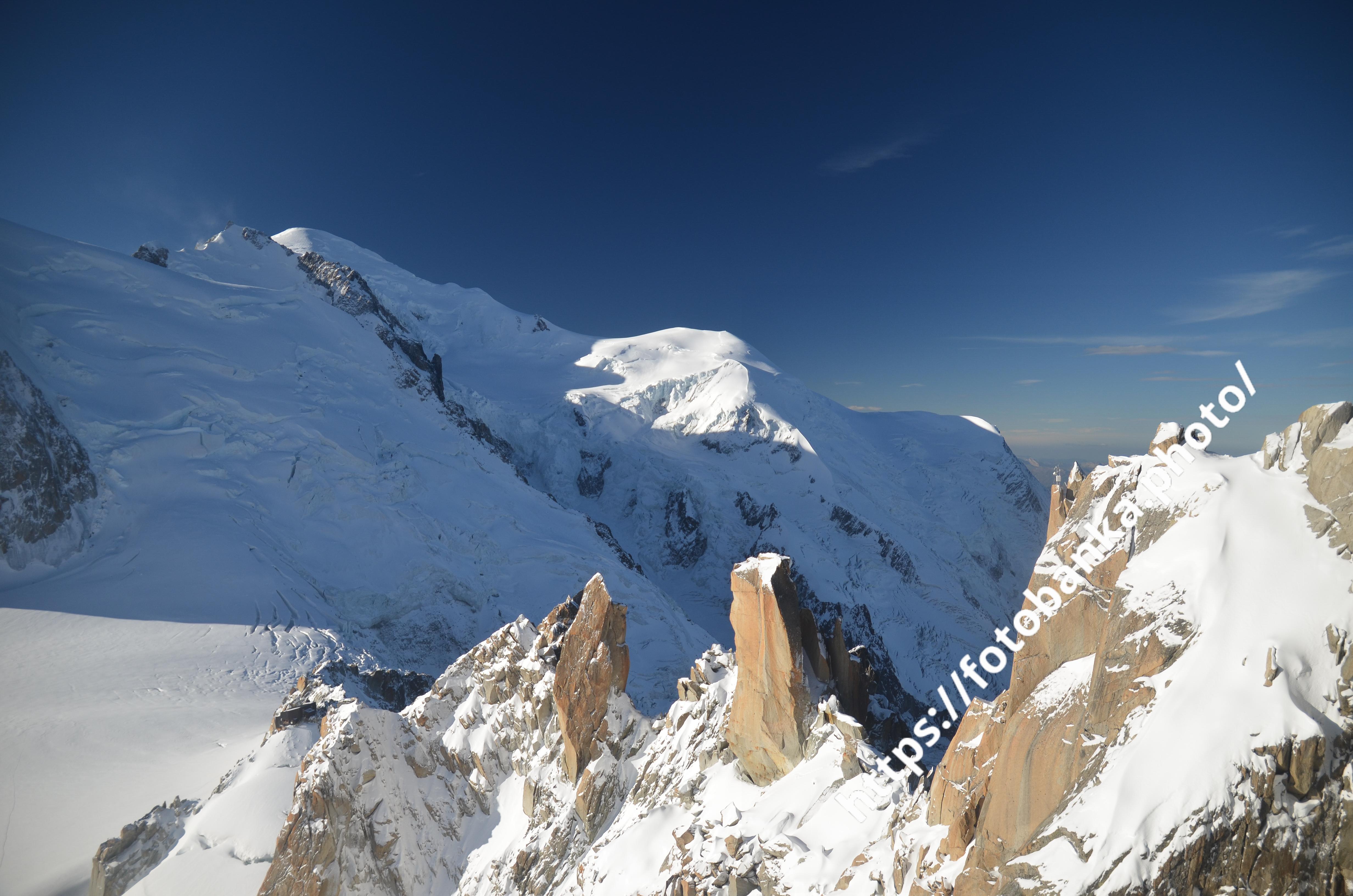 雪を頂いた山々