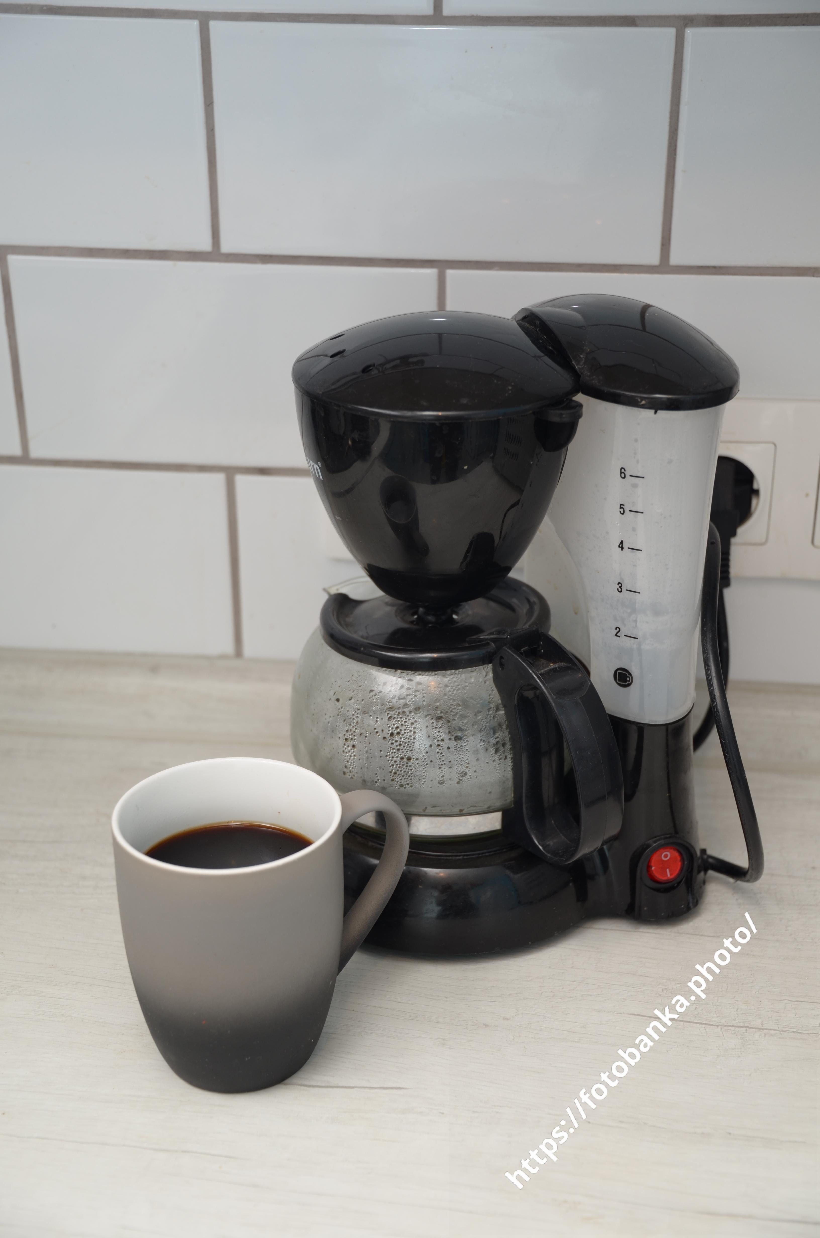 コーヒーメーカーとカップ