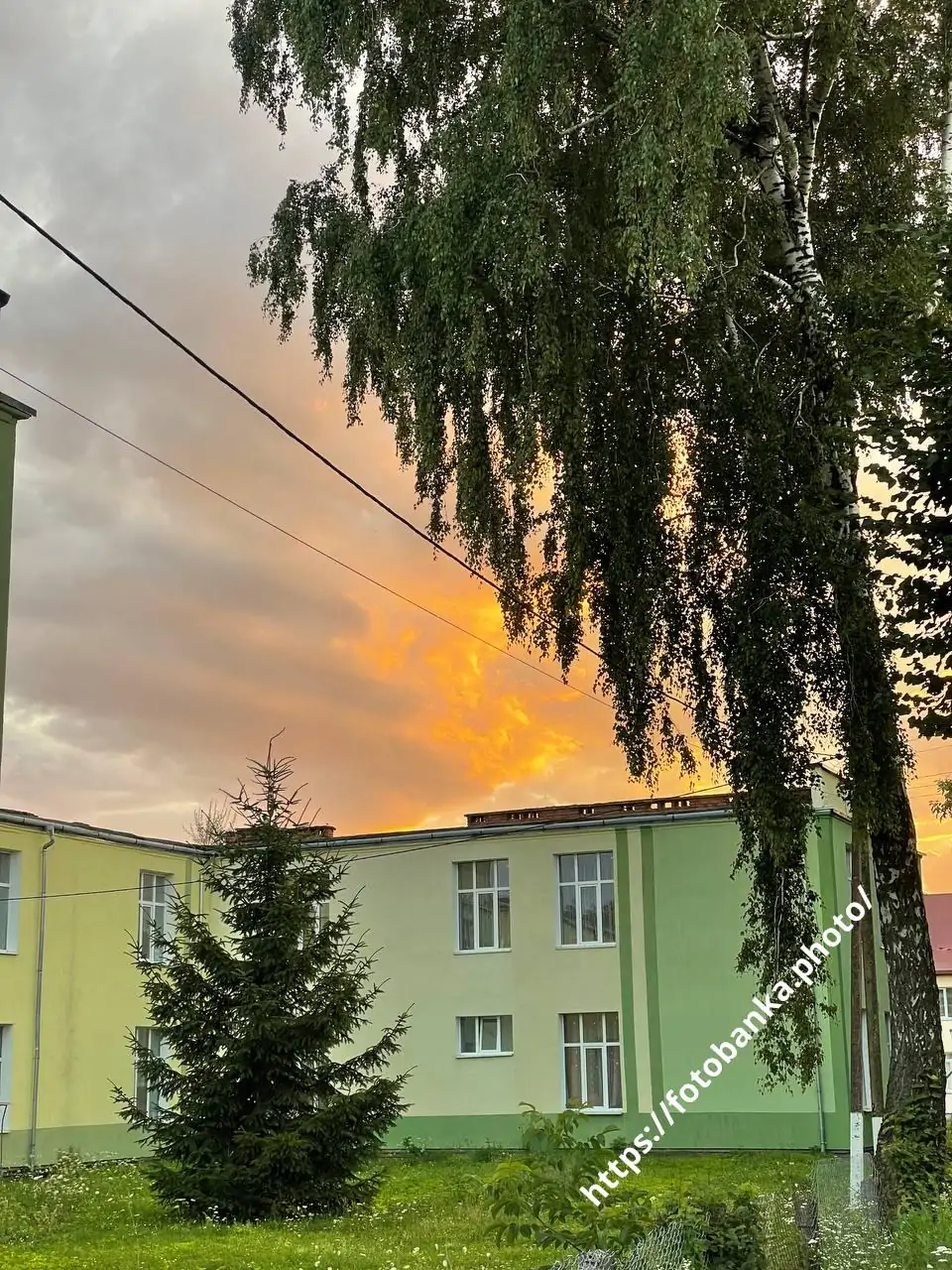 Вечірнє небо над будівлею